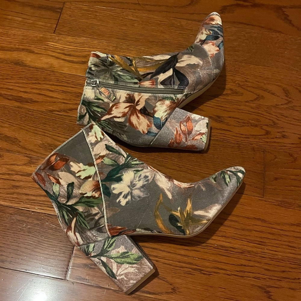 Nine West Floral Velvet Booties Size 8 Brand NEW